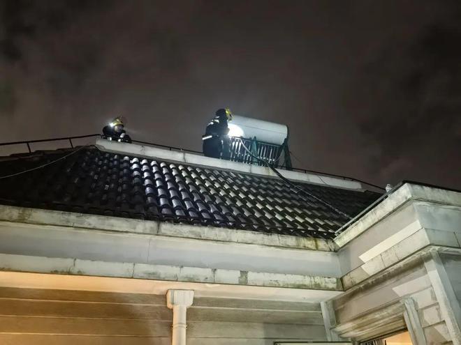 必威太阳能热水器在风中摇曳……TA们赶到了现场!